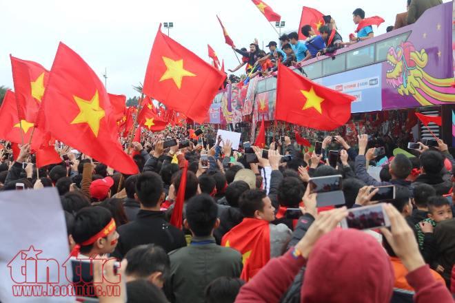 U23 Việt Nam trở về trong tiếng reo hò của người hâm mộ ảnh 3